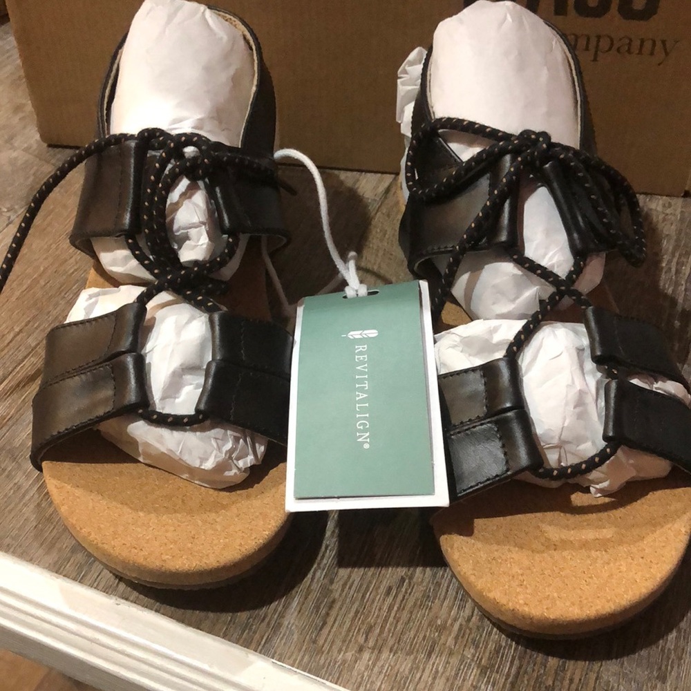 NEW REVITALIGN Adele sandals 6.5 Black